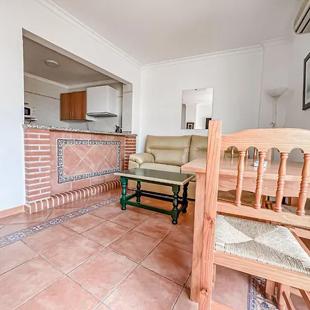 Bright 2-bedroom With Private Patio And Communal Roof Terrace In Centr Nerja