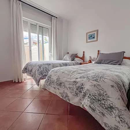 Bright 2-bedroom With Private Patio And Communal Roof Terrace In Centr Nerja