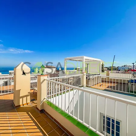 Apartment Bright 2-bedroom With Private Patio And Communal Roof Terrace In Centr