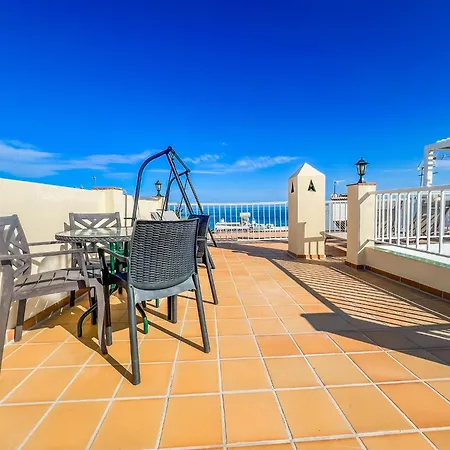 Apartment Bright 2-bedroom With Private Patio And Communal Roof Terrace In Centr *