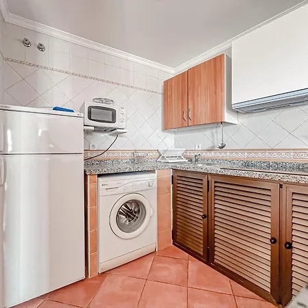 Bright 2-bedroom With Private Patio And Communal Roof Terrace In Centr *