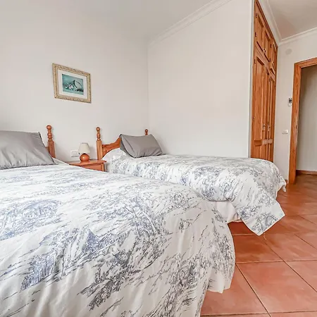 Bright 2-bedroom With Private Patio And Communal Roof Terrace In Centr Apartment Nerja